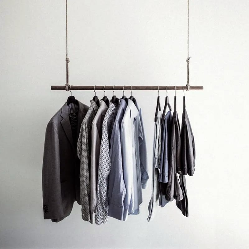 Camisas colgadas en una barra de armario