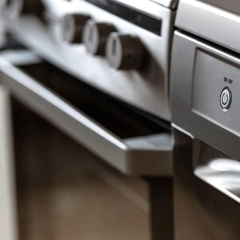 Horno y placa de acero inoxidable empotrados en una cocina